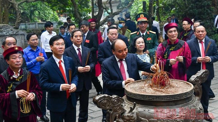 Le Président du Vietnam, Nguyên Xuân Phuc, brûle des bâtonnets d'encens en l’honneur des Rois Hùng. Photo : NDEL.
