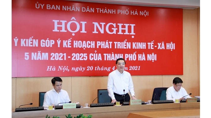 Le président du Comité populaire de Hanoï Chu Ngoc Anh prend la parole lors de la conférence, le 20 avril. Photo : VGP.