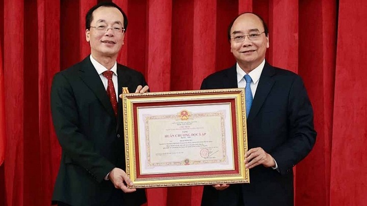 Le Président de la République Nguyên Xuân Phuc remet l’ordre de l'Indépendance, deuxième classe, à l'ancien ministre de la Construction Pham Hông Hà. Photo : baoxaydung. 