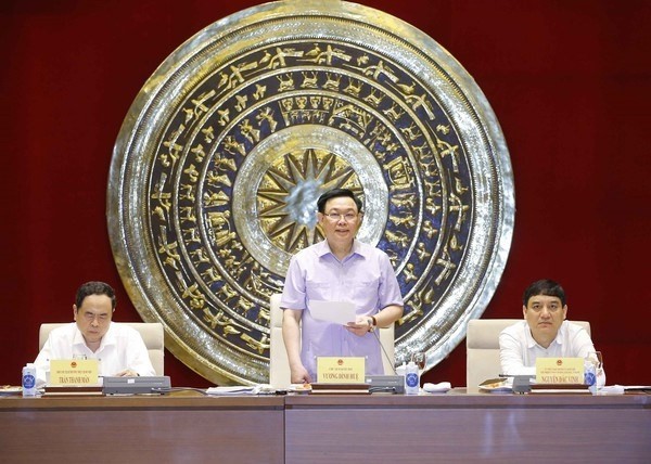 Le Président de l’Assemblée nationale Vuong Dinh Huê s'exprime à la séance de travail avec la Commission de la culture, de l'éducation, de la jeunesse, de l'adolescence et de l'enfance de l'AN. Photo: VNA.