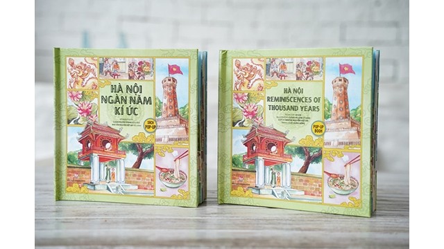 Livres pop-up « Souvenirs de Hanoi millénaire » et « Hanoi reminiscences of thousand years ». Photo: Journal Tô Quôc