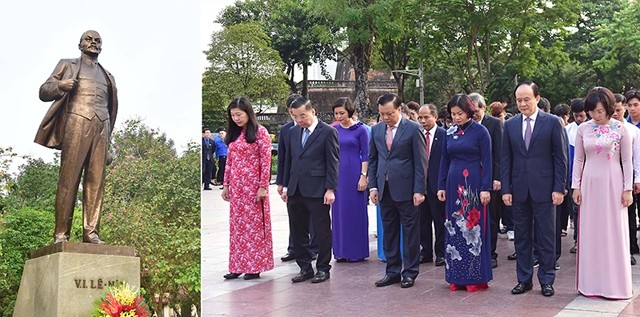 La délégation de Hanoï dépose des fleurs sur la statue de Vladimir Lénine dans le parc Lénine. Photo : hanoimoi.com.vn.