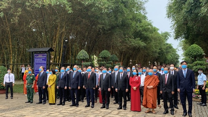 Les dirigeants de Hô Chi Minh-Ville à la cérémonie à la mémoire des Rois Hùng. Photo : NDEL.