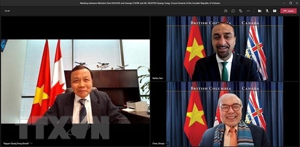 Lors de la séance de travail en ligne entre le nouveau consul général du Vietnam à Vancouver au Canada, Nguyên Quang Trung, et les deux ministres de l’Économie de la Colombie-Britannique, Revi Kahlon et George Chow. Photo: VNA