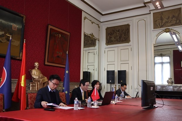 L’ambassadeur du Vietnam en Belgique et chef de la Délégation du Vietnam auprès de l’UE, Vu Anh Quang (2e, gauche), dirige la réunion ACB-INTPA, le 20 avril à Bruxelles. Photo : VNA.