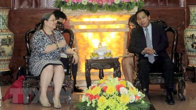 Le secrétaire du Comité municipal du Parti de Cân Tho, Lê Quang Manh (à droite), et la consule générale américaine à Hô Chi Minh-Ville, Marie C. Damour. Photo : VNA