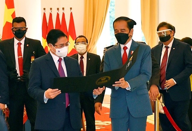 Le Premier ministre Pham Minh Chinh (à gauche) et le Président indonésien Joko Widodo, le 24 avril à Jakarta. Photo : VGP.