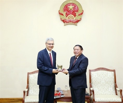 Le ministre vietnamien de la Culture, des Sports et du Tourisme, Nguyen Van Hung (à droite) et l’ambassadeur français au Vietnam, Nicolas Warnery. Photo : Baovanhoa.