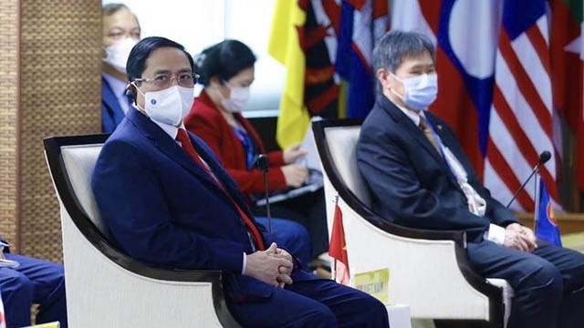 Le Premier ministre Pham Minh Chinh (à gauche) lors de la réunion des dirigeants de l’ASEAN, le 24 avril en Indonesie. Photo : VGP.