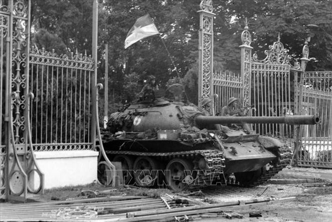 Les tanks de l'Armée de libération du Sud ont défoncé le 30 avril 1975 la porte du palais de l'Indépendance, symbolisant ainsi la chute du régime de Saigon. Photo : VNA.