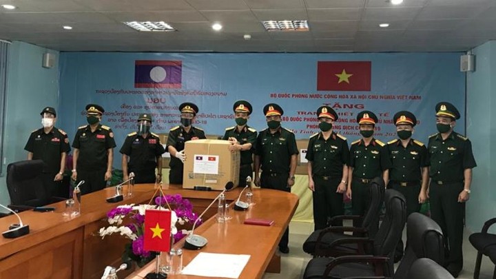 La cérémonie de remise du matériel médical du ministère vietnamien de la Défense à son homologue lao. Photo : NDEL.