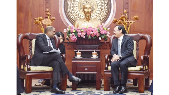 Le secrétaire du Comité populaire de Hô Chi Minh-Ville, Nguyên Van Nên, reçoit le nouvel ambassadeur de Singapour au Vietnam, Jaya Ratnam. Photo : hcmcpv.