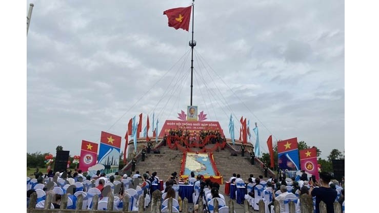 Les délégués participent à la cérémonie de lever du drapeau national sur le site historique Hiên Luong-Bên Hai dans le district de Vinh Linh, province de Quang Tri (au Centre). Photo : VNA