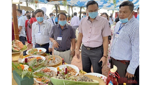 Les visiteurs visitent 100 plats à base de « nuoc mam » de Phu Quôc. Photo: NDEL