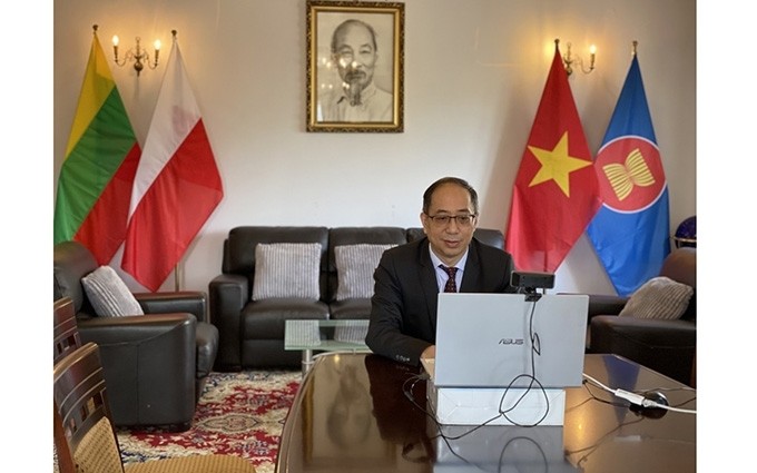 L'ambassadeur du Vietnam en Pologne, Nguyên Hùng, lors de la réunion. Photo : baoquocte.
