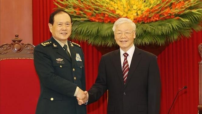 Le Secrétaire général du PCV, Nguyên Phu Trong (à droite), et Wei Fenghe, Conseiller d’État et ministre chinois de la Défense. Photo: VNA
