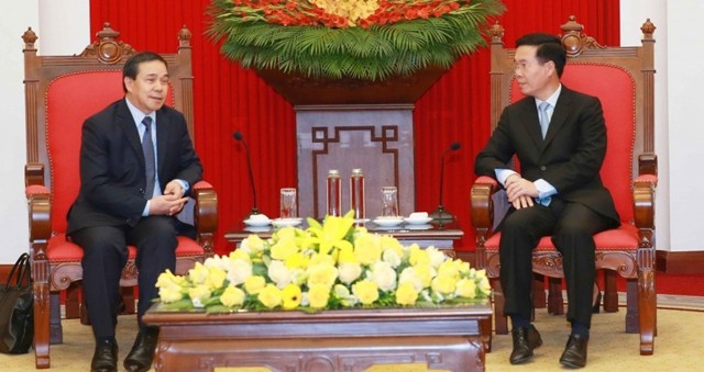 Vo Van Thuong, Permanancier du Secrétariat du Comité central du Parti communiste du Vietnam (à droite) et Sengphet Hungbunnhuong, ambassadeur du Laos au Vietnam. Photo : VNA.