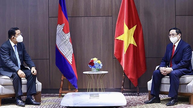 Le PM vietnamien Pham Minh Chinh (à droite) et son homologue cambodgien, Hun Sen. Photo : VGP.