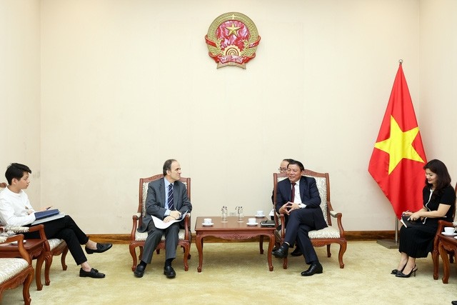 Le ministre vietnamien de la Culture, des Sports et du Tourisme, Nguyên Van Hùng, reçoit l’ambassadeur grec à Hanoï, Georgios Stilianopoulos. Photo : toquoc. 