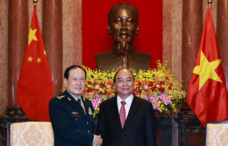 Le Président Nguyên Xuân Phuc (à droite) et le ministre chinois de la Défense, Wei Fenghe. Photo : VNA
