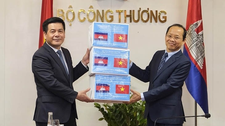 Le ministre de l’Industrie et du Commerce, Nguyên Hông Diên (à gauche) et l’ambassadeur du Cambodge au Vietnam, Chay Navuth, le 6 mai à Hanoi. Photo : congthuong.vn.