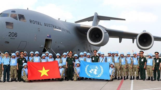 Le vice-ministre de la Défense du Vietnam, le lieutenant-général Nguyen Chi Vinh, avec le personnel de l'hôpital de campagne de niveau 2  No1, avant leur départ pour le Soudan du Sud pour une mission de maintien de la paix de l'ONU. Photo: VNA