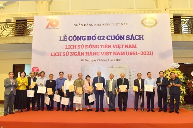 Cérémonie de publication des livres sur l’histoire de la monnaie et du secteur bancaire du Vietnam. Photo: VNA,