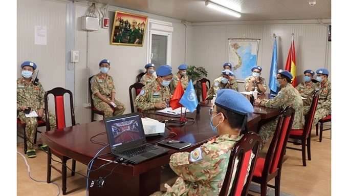 Le personnel de l'Hôpital de campagne de niveau 2 N°2 donne une formation en ligne sur la prévention de l'épidémie de COVID-19. Photo : Département des opérations du maintien de la paix du Vietnam