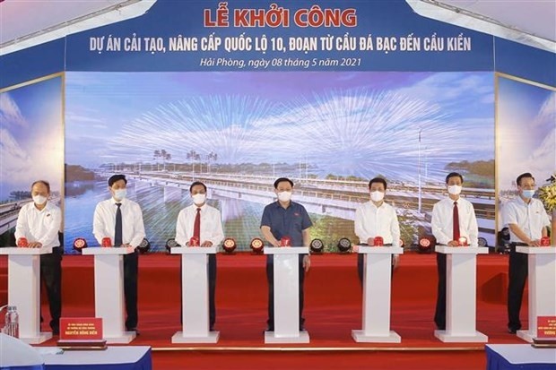 Le Président de l'AN Vuong Dinh Huê (chemise grise) assiste à la cérémonie de mise en chantier du projet d'amélioration de la Nationale 10 à Hai Phong. Photo : VNA.