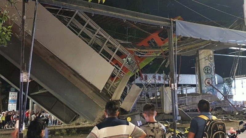 Le viaduc du métro de Mexico s’effondre sur la route. Photo : NBC/VOV.