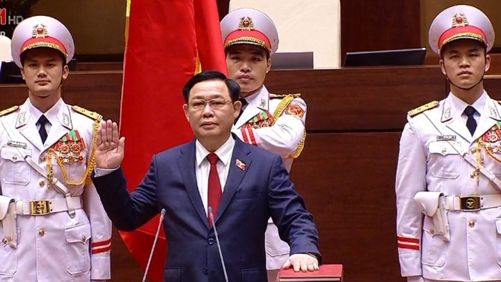 Le Président de l’AN vietnamienne, Vuong Dinh Huê, prête serment lors de son investiture. Photo : VTV.