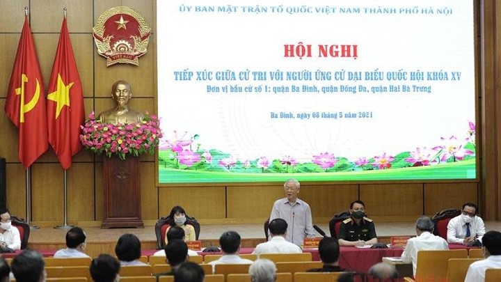 Le Secrétaire général du Parti Nguyên Phu Trong rencontre les électeurs à Hanoï. Photo : NDEL.