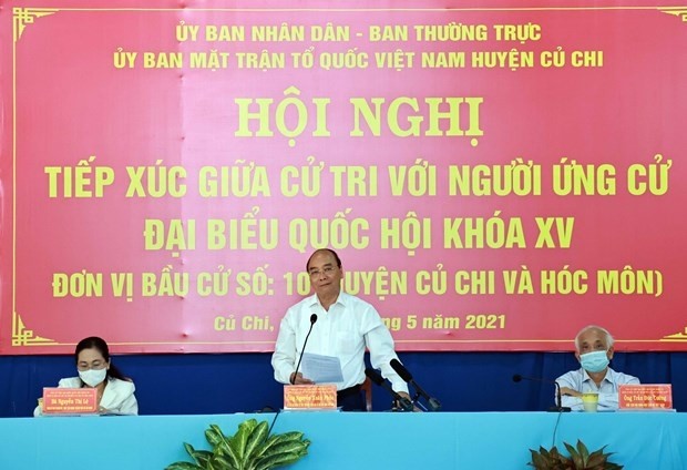 Le Président Nguyên Xuân Phuc (debout) lors de sa rencontre avec les électeurs des districts de Cu Chi et de Hoc Mon. Photo : VNA.
