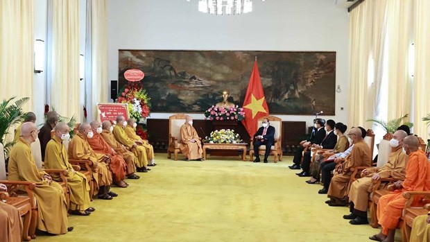 Le Président Nguyên Xuân Phuc avec des délégués lors de la réception. Photo : VNA.