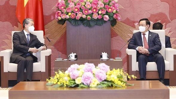 Le Président de l’AN, Vuong Dinh Huê (à droite),et l’ambassadeur de Chine au Vietnam, Xiong Bo. Photo: VNA