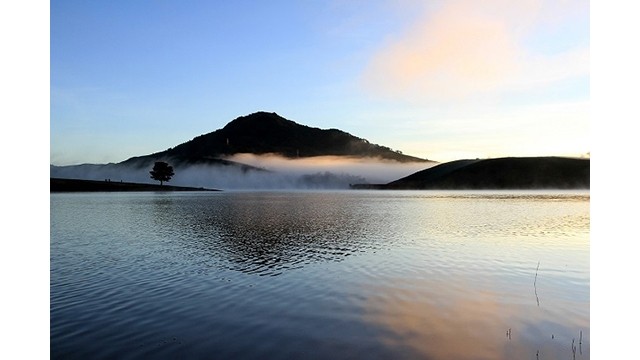 La beauté des paysages poétiques du lac Suôi Vàng - Dà Lat. Photo : petrotimes.vn