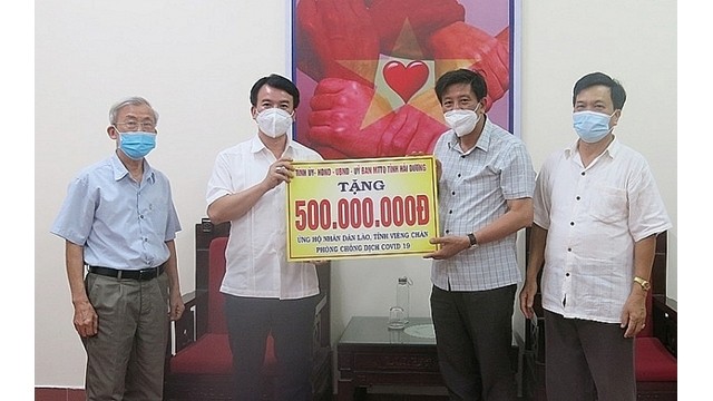 Hai Duong fait don de 500 millions de dôngs au Laos pour la prévention et le contrôle de Covid-19. Photo : thoidai.com.vn