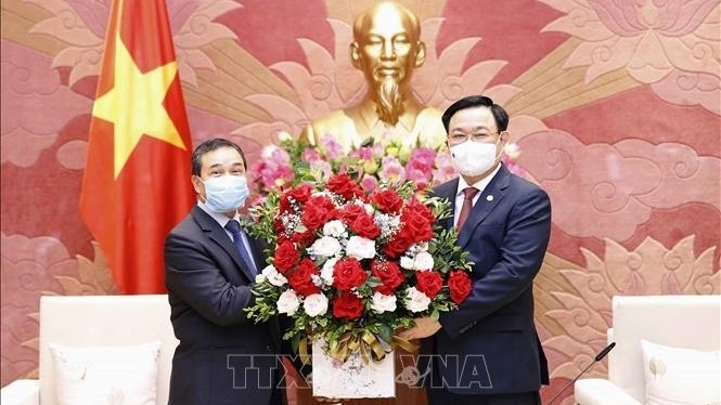Le Président de l'AN, Vuong Dinh Huê (à droite), et l’ambassadeur du Laos au Vietnam, Sengphet Houngboungnuang. Photo: VNA