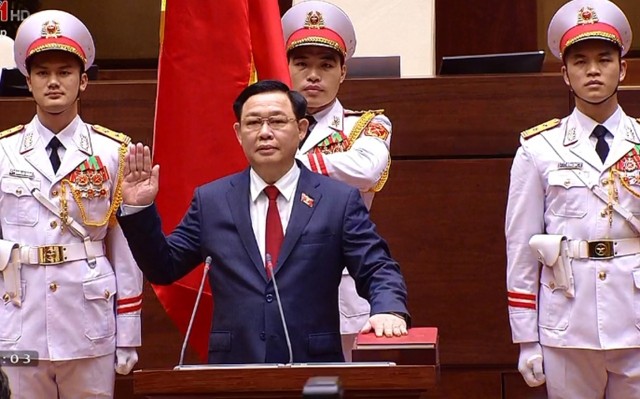 Le Président de l'Assemblée nationale, Vuong Dinh Huê, prête serment. Photo : VOV.