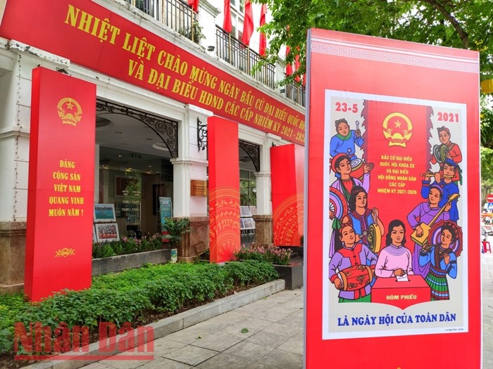 Hanoi : Décoration des rues pour les élections à l’Assemblée nationale et aux conseils populaires