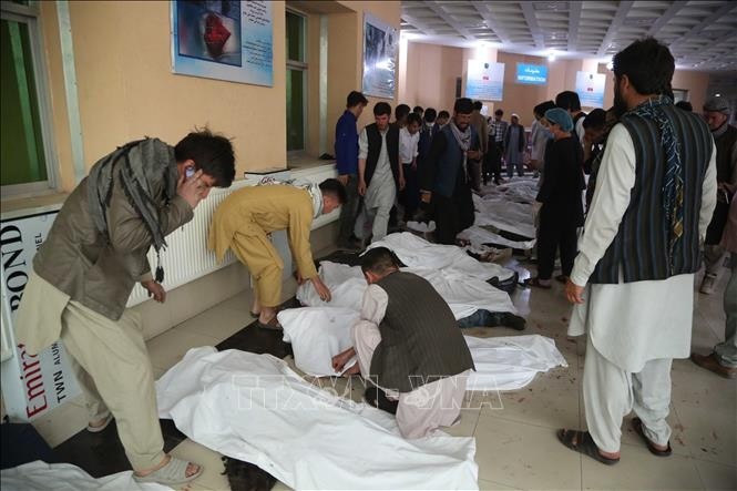 Des victimes de l'attentat contre une école en Afghanistan. Photo : THX/VNA.