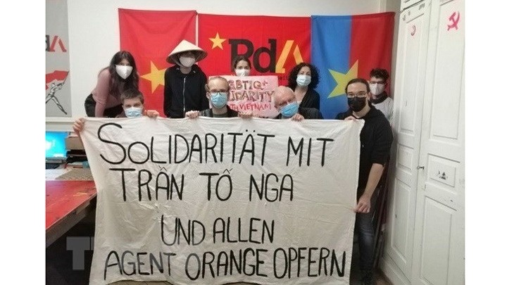 Des membres du PST expriment leur solidarité avec Tran To Nga et les victimes de l’agent orange/dioxine au Vietnam. Photo : VNA.