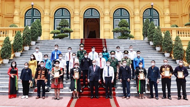 Le Président vietnamien Nguyên Xuân Phuc et la délégation des minorités ethniques de la province de Bac Giang. Photo : VNA.