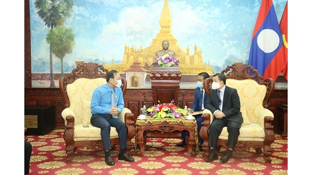 Le président du Syndicat du ministère vietnamien de l’Industrie et du Commerce, Trân Quang Huy (à gauche) et l’ambassadeur laotien au Vietnam, Sengphet Houngboungnuang (à droite). Photo : congthuong.vn 