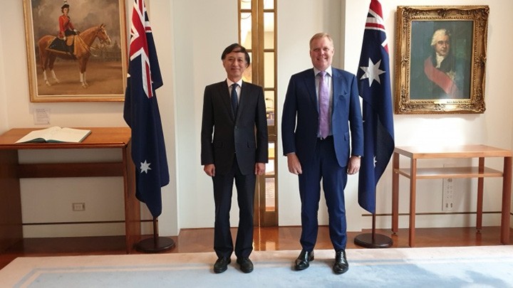 L’ambassadeur du Vietnam en Australie, Nguyên Tât Thành (à gauche), et le président de la Chambre des représentants australienne, Tony Smith. Photo : BQT.