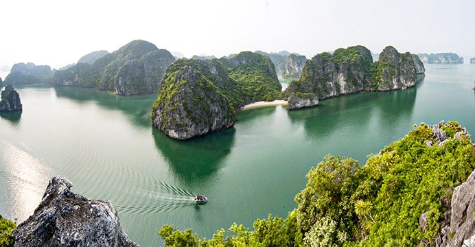 La surface de l’eau bleu clair met en évidence la tectonique géologique et les îles karstiques typiques de la baie de Ha Long. Photo : baoquangninh.com.vn