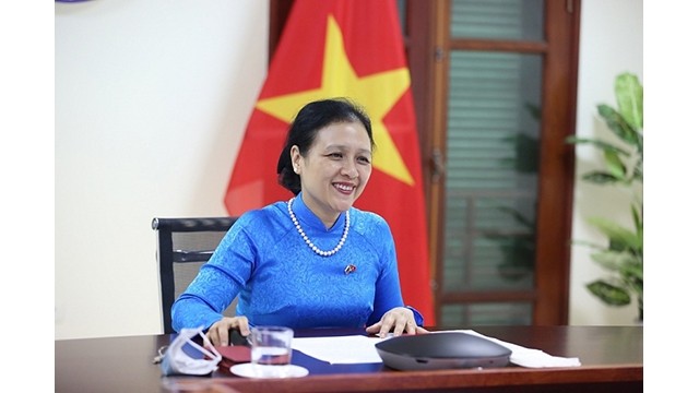 L’ambassadrice Nguyên Phuong Nga, présidente de la VUFO s'exprime lors de la vidéoconférence. Photo: Journal Thoi Dai