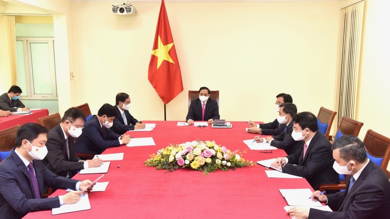 Le Premier ministre, Pham Minh Chinh (au milieu), lors de l'entretien téléphonique avec son homologue japonais, Suga Yoshihide. Photo: Trân Hai/NDEL