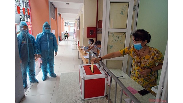 Dans les bureaux de vote, la préparation des installations a été achevée conformément aux exigences de prévention et de contrôle du COVID-19. Photo : NDEL.