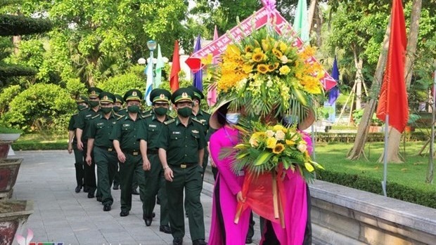 Le Comité du Parti et le commandement des gardes-frontières de la province de Nghê An offrent des fleurs à la mémoire du Président Hô Chi Minh dans la zone de vestiges national spécial de Kim Liên. Photo: truyenhinhnhhean.vn
